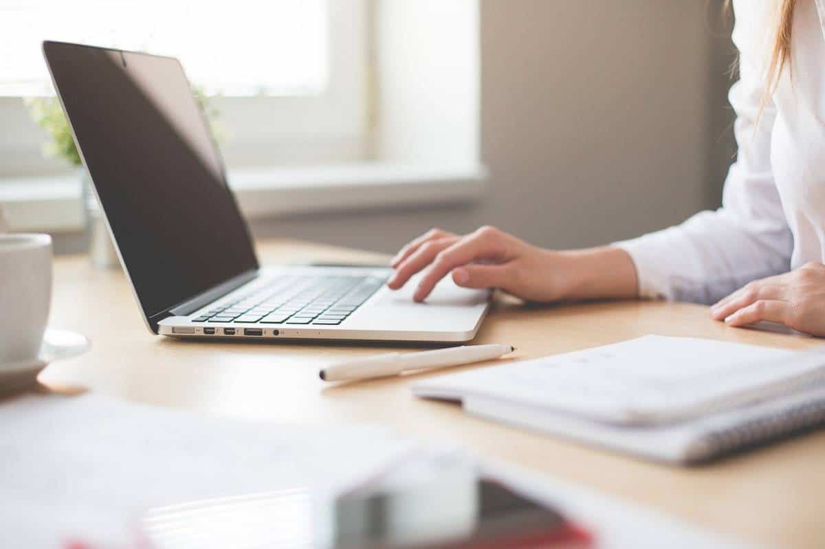 Devenir secrétaire, un maillon indispensable au bon fonctionnement d’une entreprise