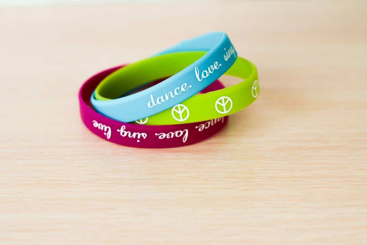 Zoom sur le bracelet en silicone personnalisé