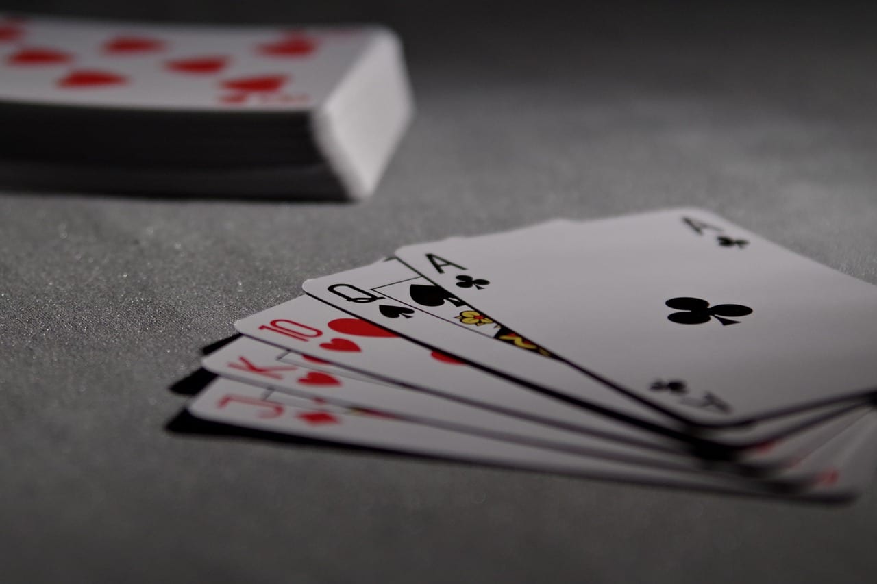 Devenir joueur de poker professionnel, un métier pour être plein aux as