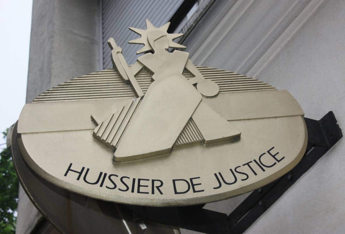 Est-ce que nous disposons d'un réseau national d'huissiers de justice